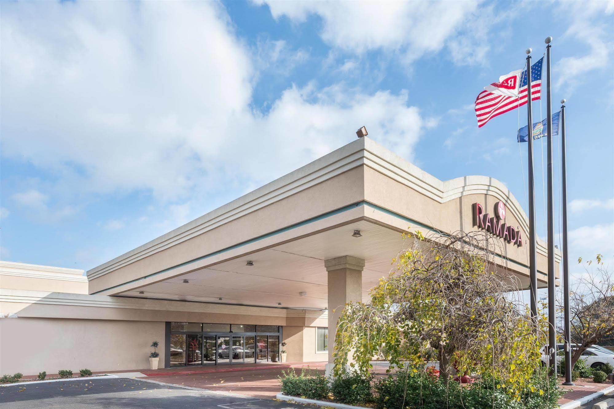 Ramada Overland Park Mission ภายนอก รูปภาพ