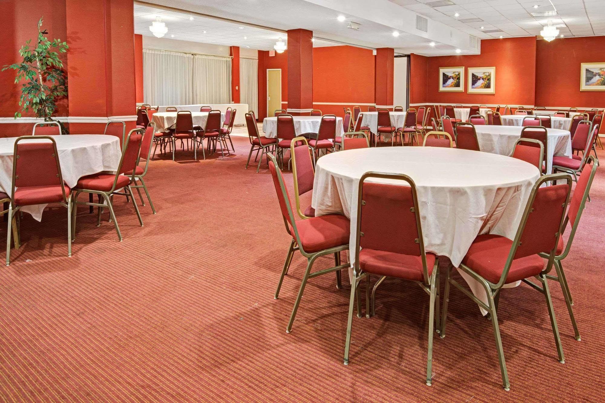 Ramada Overland Park Mission ภายนอก รูปภาพ