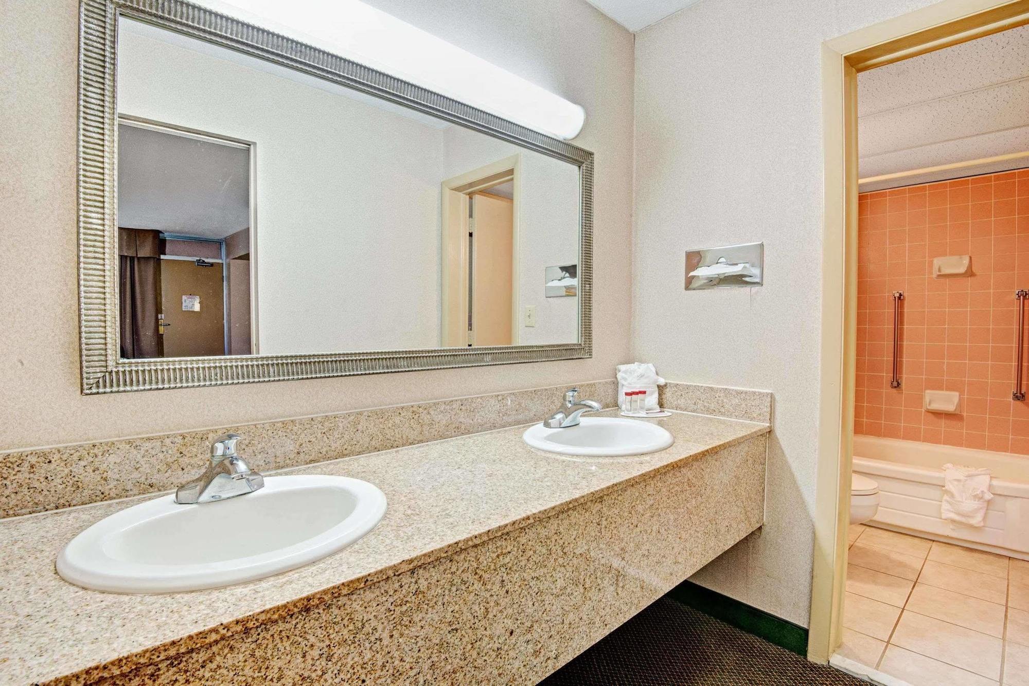 Ramada Overland Park Mission ภายนอก รูปภาพ