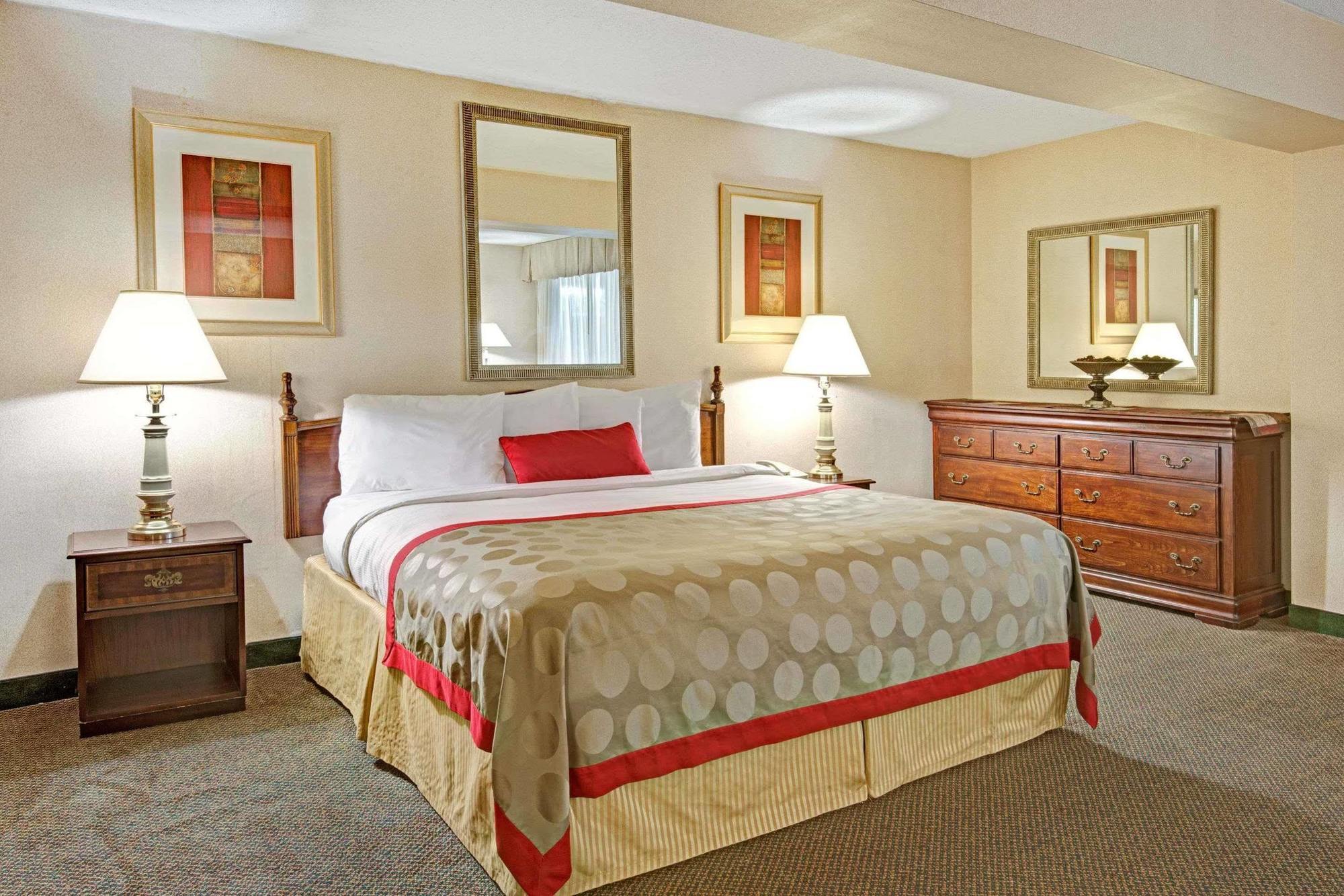 Ramada Overland Park Mission ภายนอก รูปภาพ
