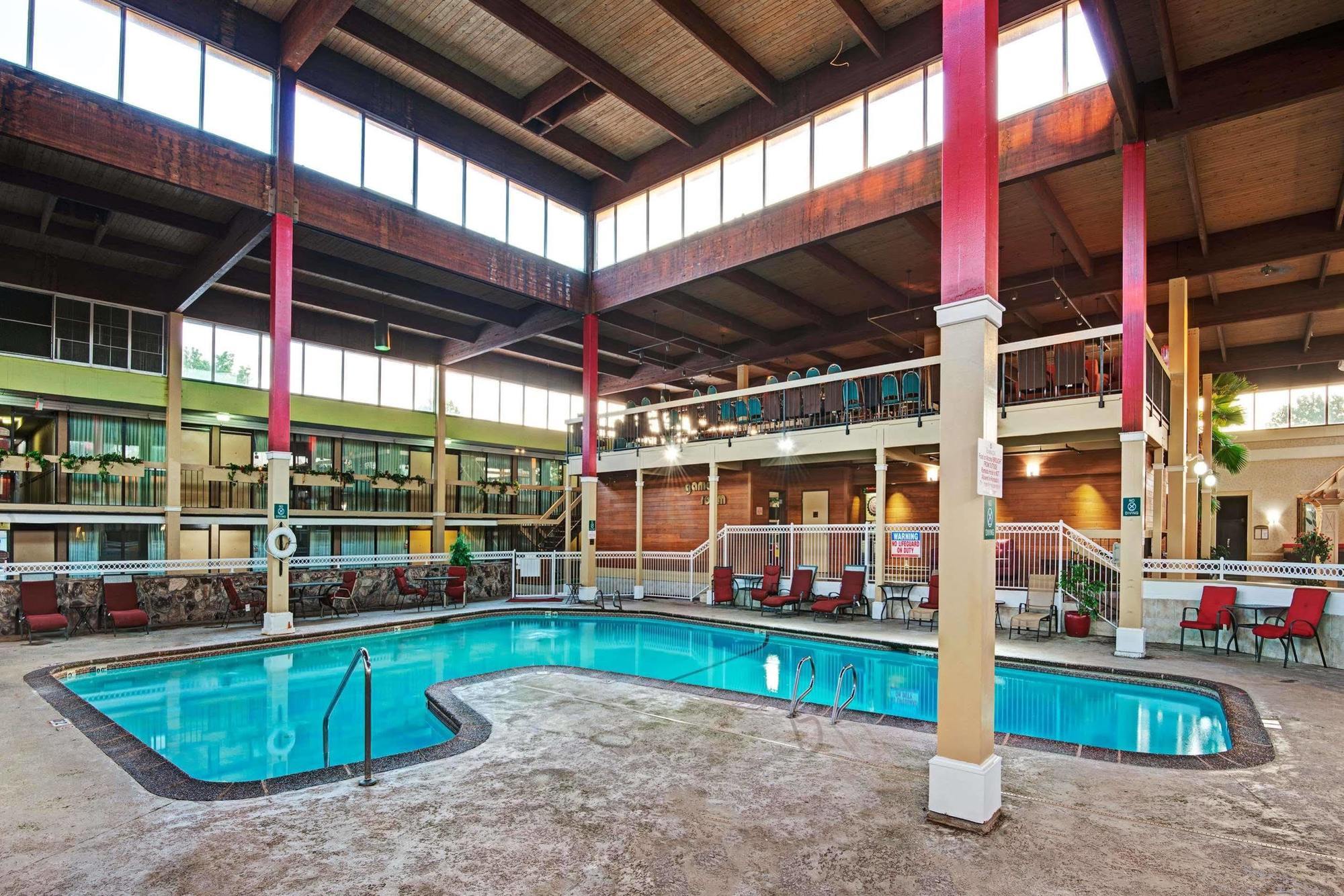 Ramada Overland Park Mission ภายนอก รูปภาพ