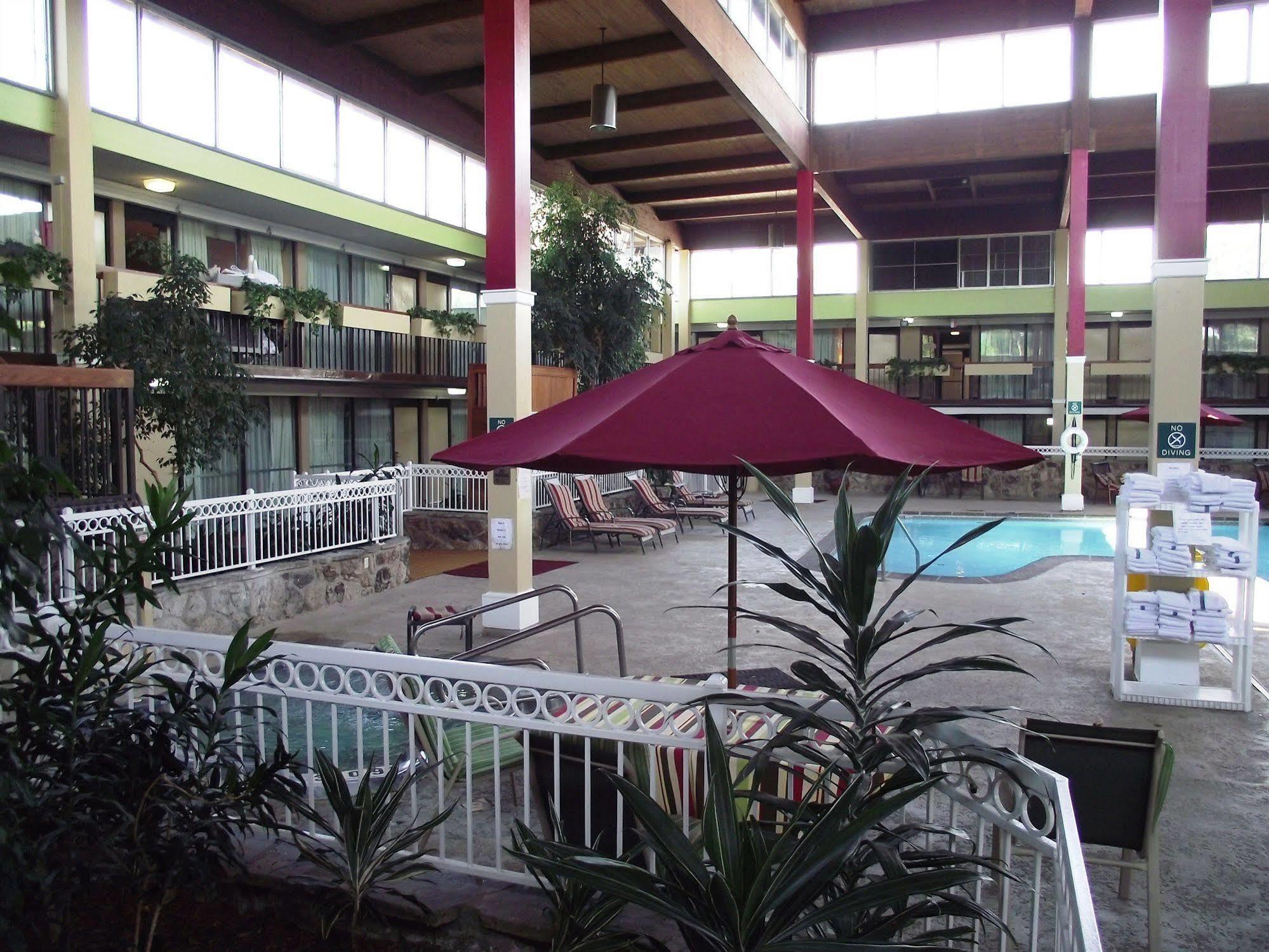 Ramada Overland Park Mission ภายนอก รูปภาพ