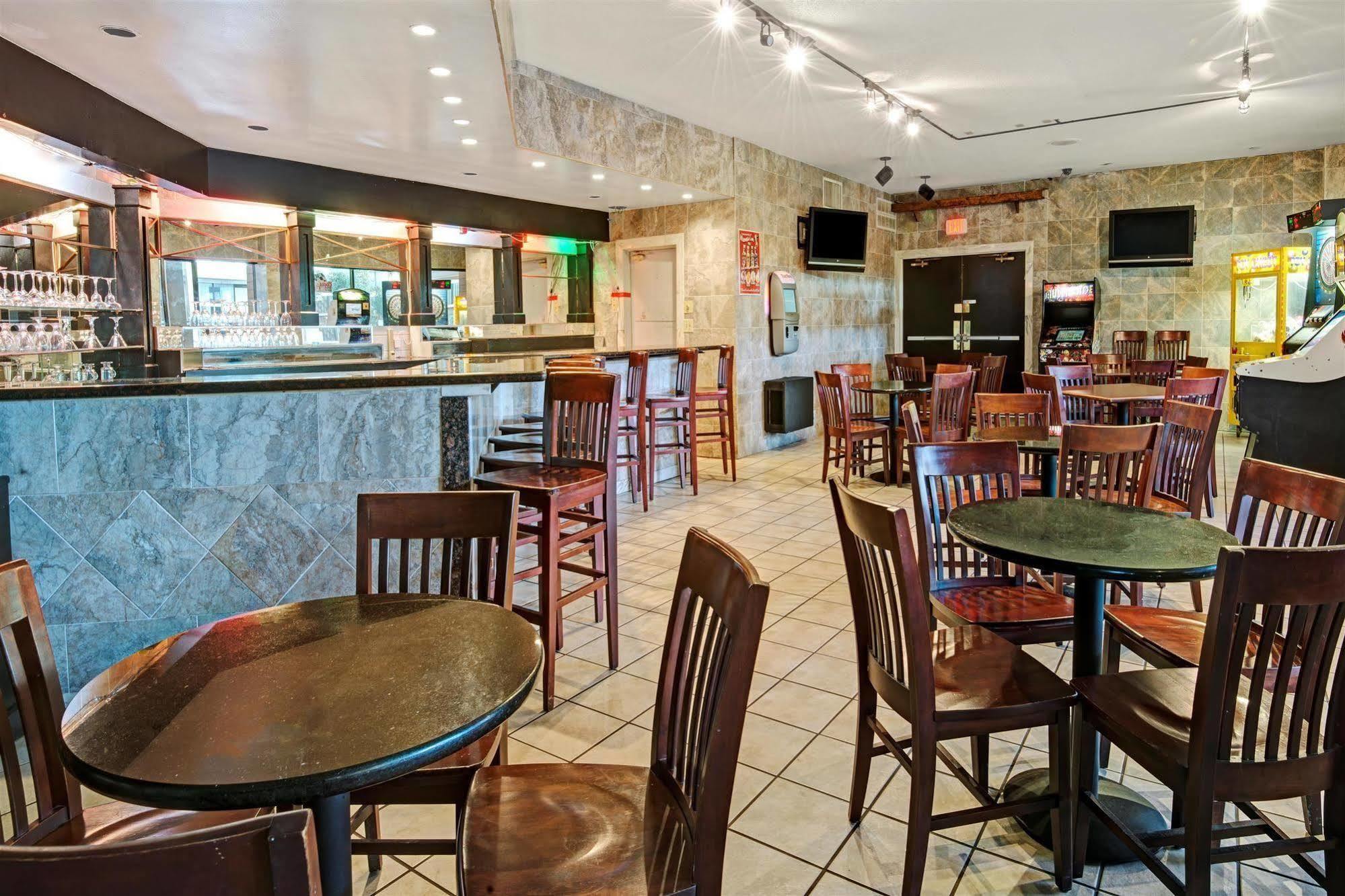 Ramada Overland Park Mission ภายนอก รูปภาพ